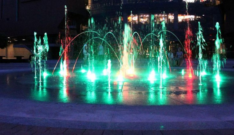 Nocny pokaz pod galerią