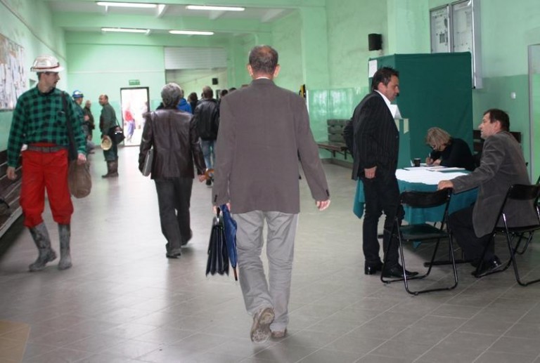 Wybory zamiast bliżej, coraz dalej