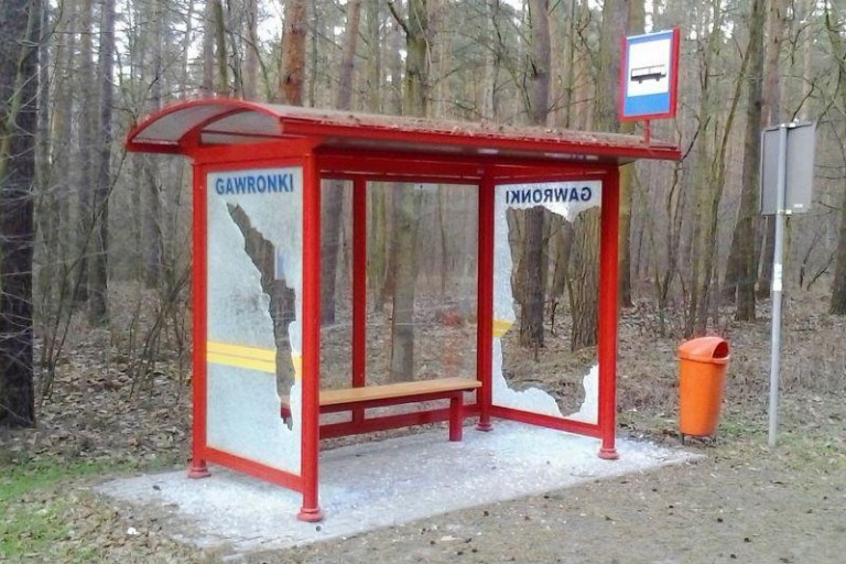 Zniszczone przystanki w gminie