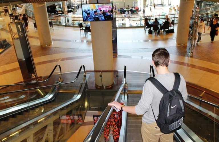 Policja i specjalna akcja w galerii