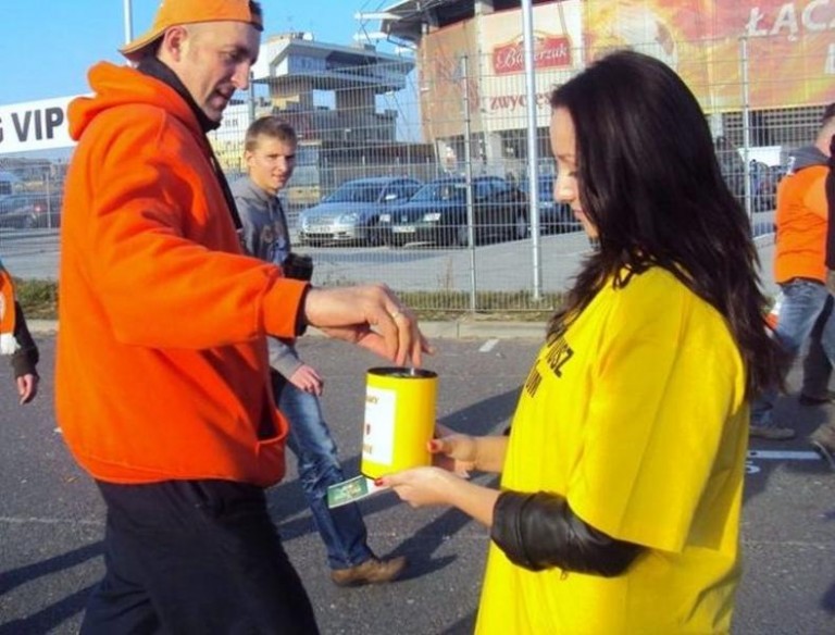 Wolontariusze w hipermarkecie