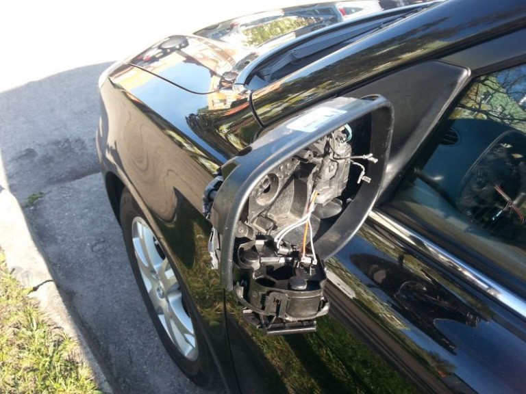 Najechał, zniszczył lusterko i uciekł