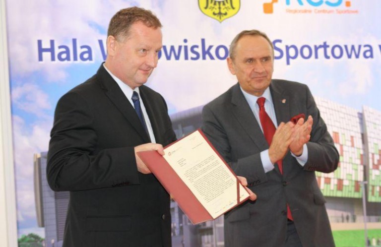 Grosz i gazeta zakopane pod halą