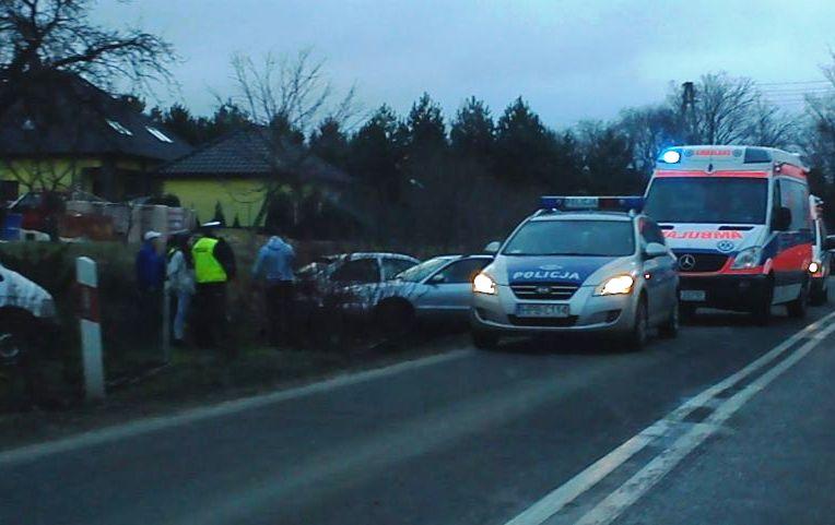 Szklanka na drodze, auta w rowie