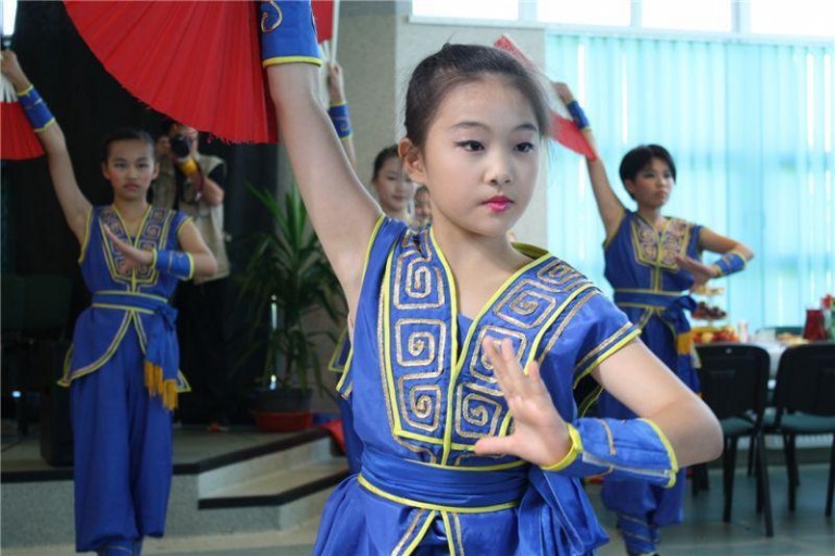 Egzotyczny folklor ma rozruszać lubinian