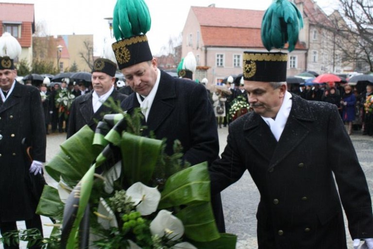 Uhonorowali w deszczu