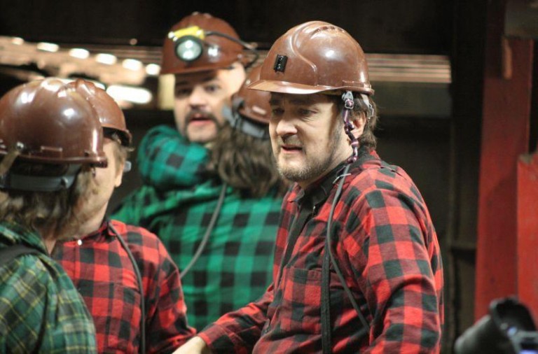 Filmowcy obok górników