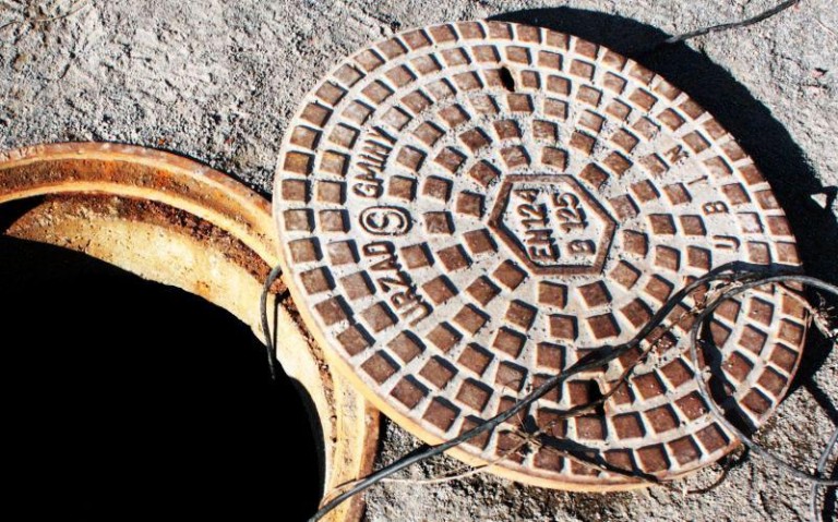 Z młotem i łomem na studzienki