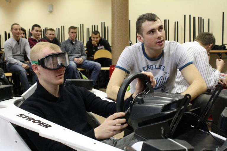 Prowadzili po pijaku w szkole