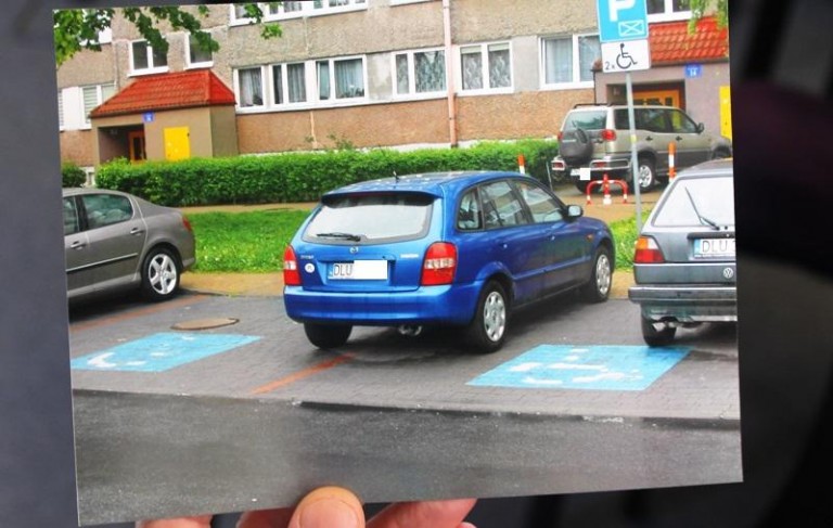 Zamiast na parking, zajeżdża pod samą klatkę