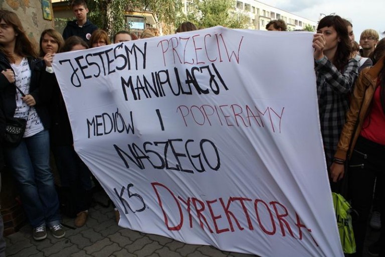 Murem za księdzem dyrektorem