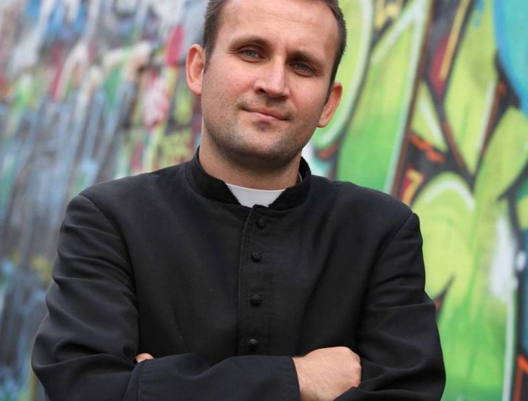 Ksiądz odprawi mszę i da koncert