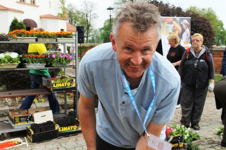 Dziennikarz sadził z mieszkańcami