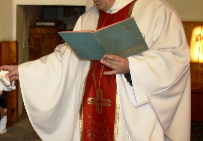 Wtargnął na mszę i zrobił zadymę