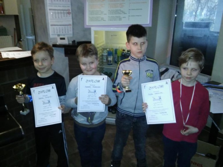 Młody tenisista na podium