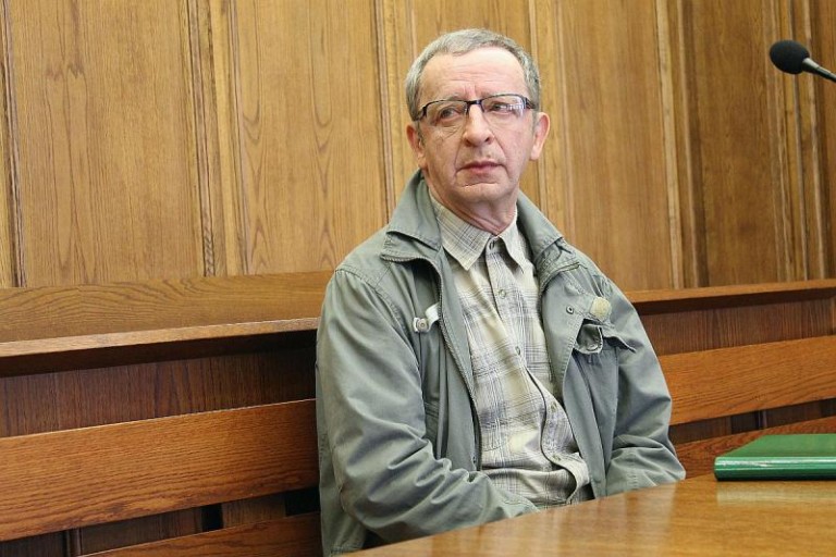 Ukarany za otwarcie pudełka z żarówką