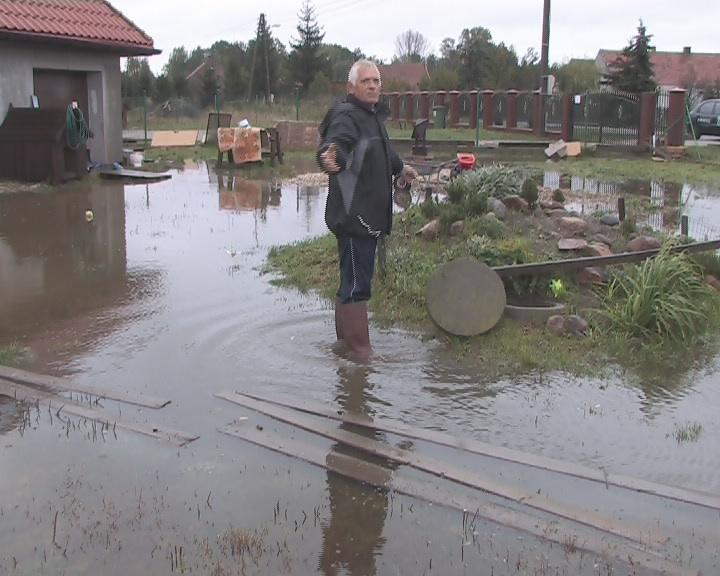 Deszcze zalewają mieszkańców