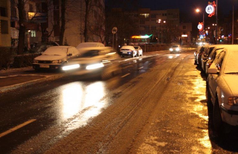 Walczą z lodem i mazią na drogach