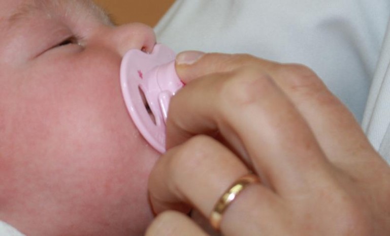 Porzucił niemowlę na komendzie