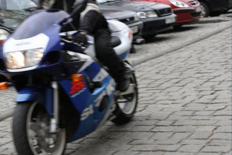 Pędził bez prawa jazdy sprzedać motor