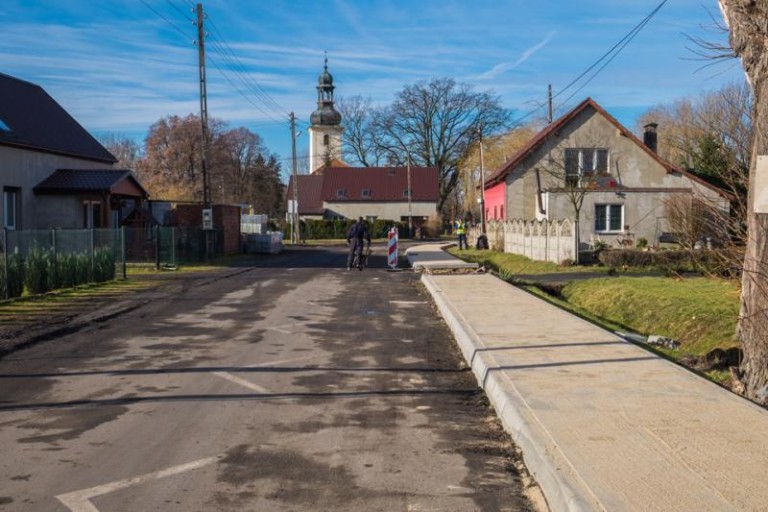 Układają kostkę w Ręszowie