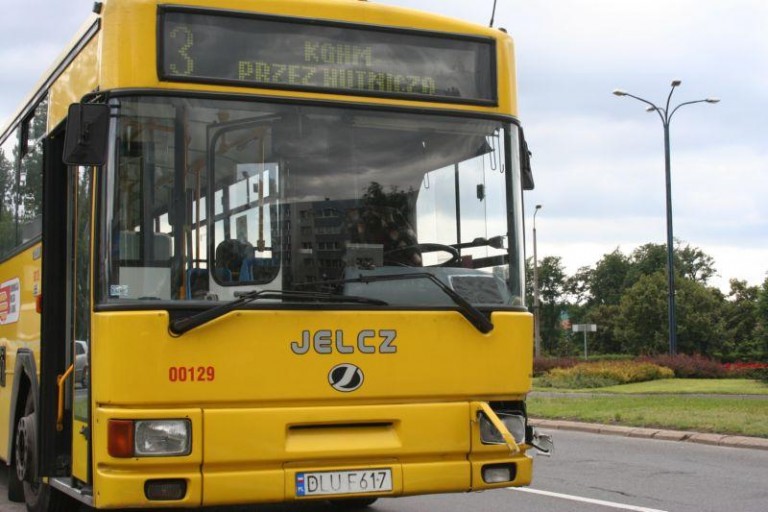 Autobus nawywijał na rondzie