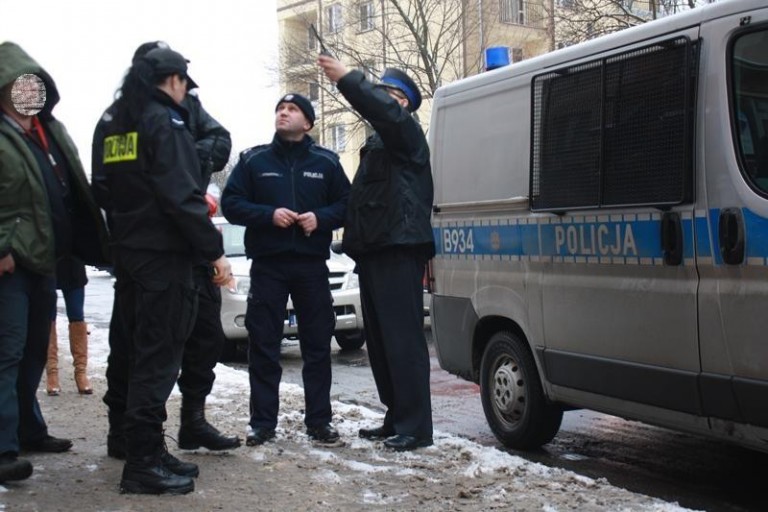 W biały dzień, w centrum miasta