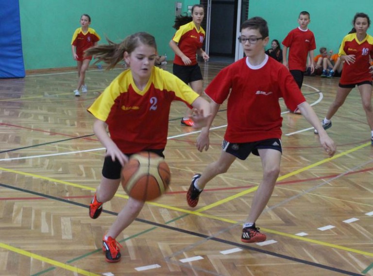 Koszykówka w wykonaniu dzieci