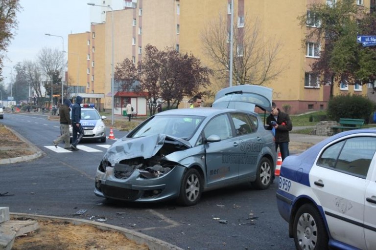 Osobowy wjechał w busa (FOTO)