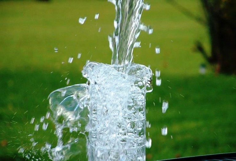 Wiadra i butelki idą dziś w ruch