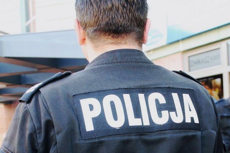 Napadli i zwyzywali policjantów