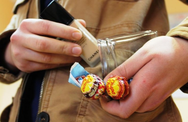 Młodzi złodzieje wpadli pod marketem