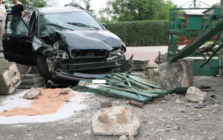 Volvo wbiło się w płot