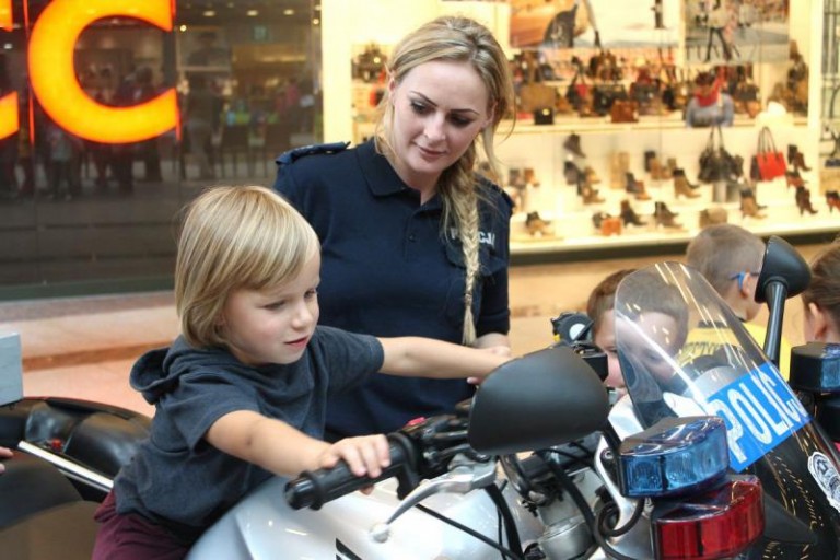 Policja i straż pożarna w galerii