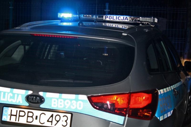 Zniszczyli i okradli 17 samochodów