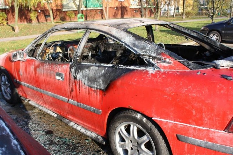 Auto spłonęło na parkingu (FOTO)