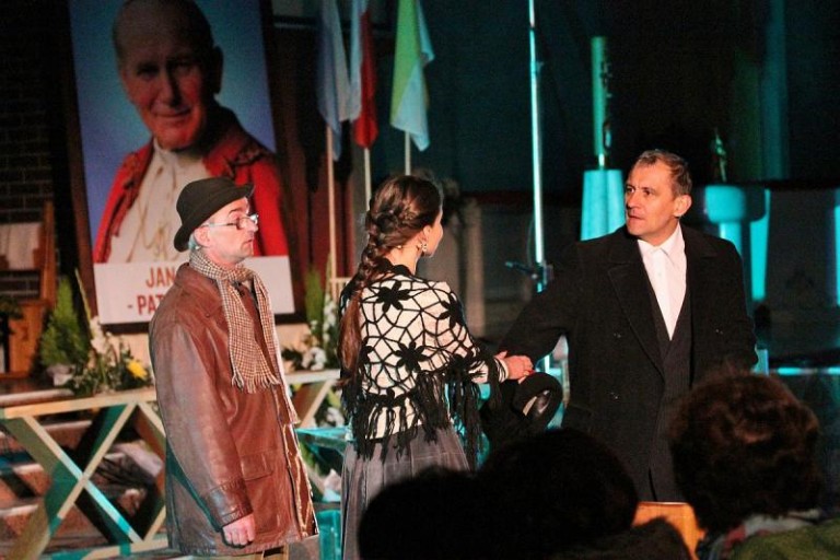 Scena teatralna w kościele
