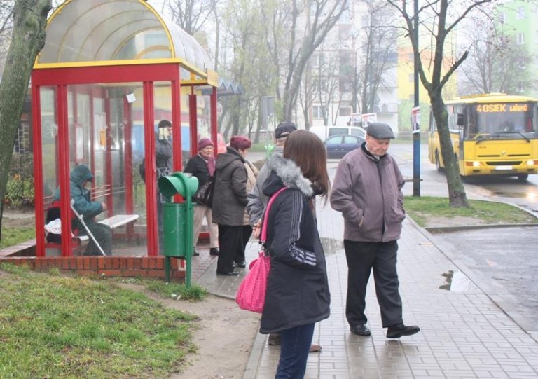 Zamiast butów… pastowali ściany