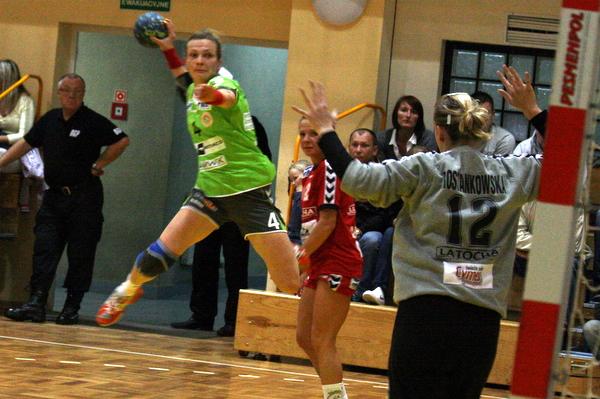 Pewna wygrana szczypiornistek (FOTO)