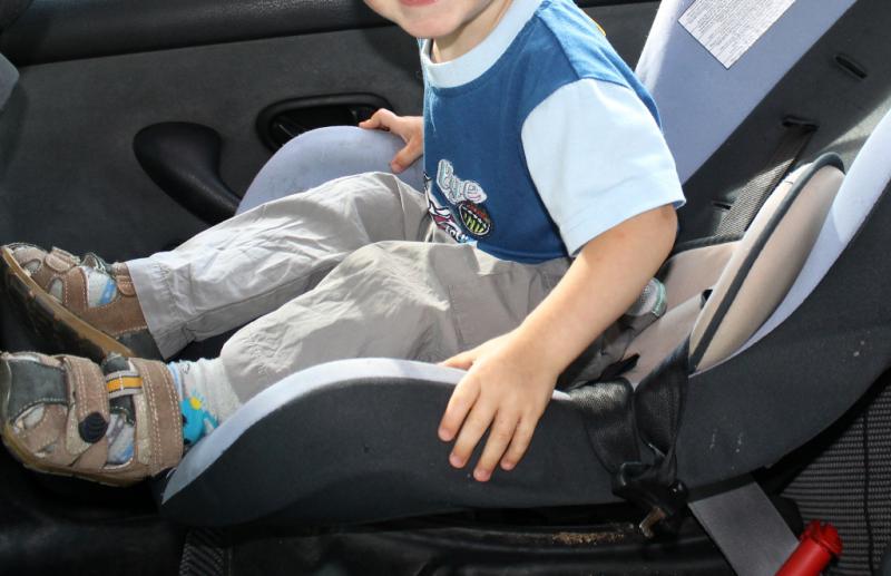 Ojciec zasłabł, dziecko zamknięte w aucie