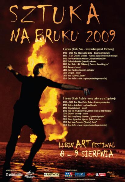 Koncerty, przedstawienia i filmy na bruku