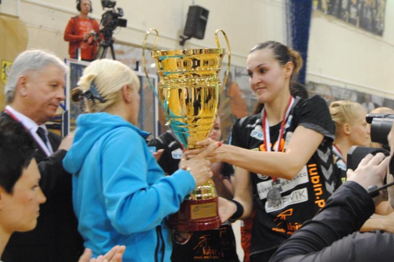 Srebrny medal na szyi
