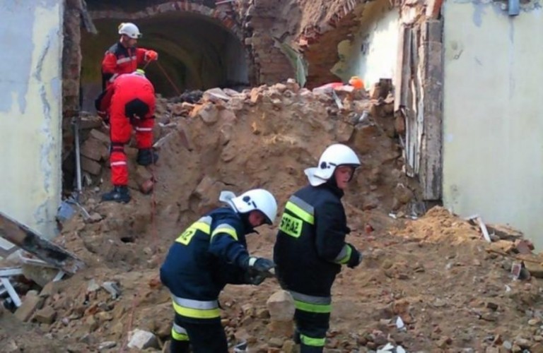 Namierzyli uwięzionego pod gruzami