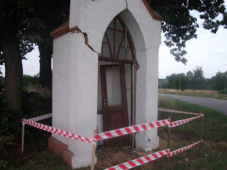 Po zderzeniu zatrzymała się w kapliczce