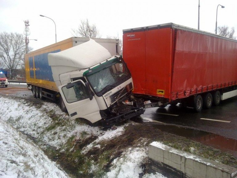 Zagapił się i połamał naczepę