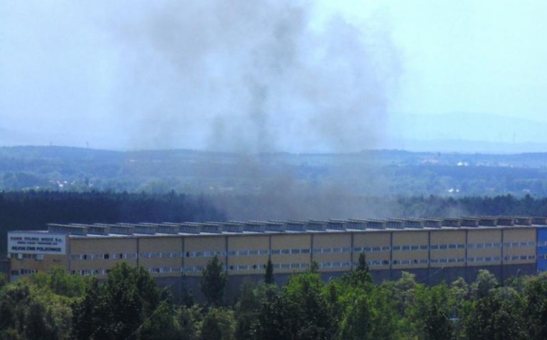 Ustalają przyczyny pożaru w hali ZWR