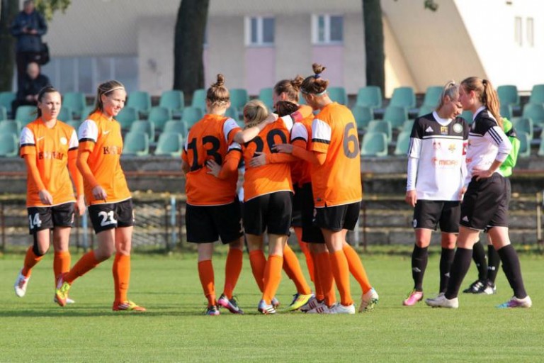 Dobry start piłkarek nożnych