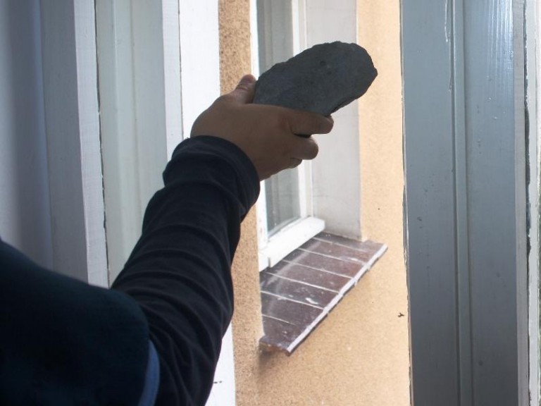 Zgłodniał, więc powybijał szyby w piekarni