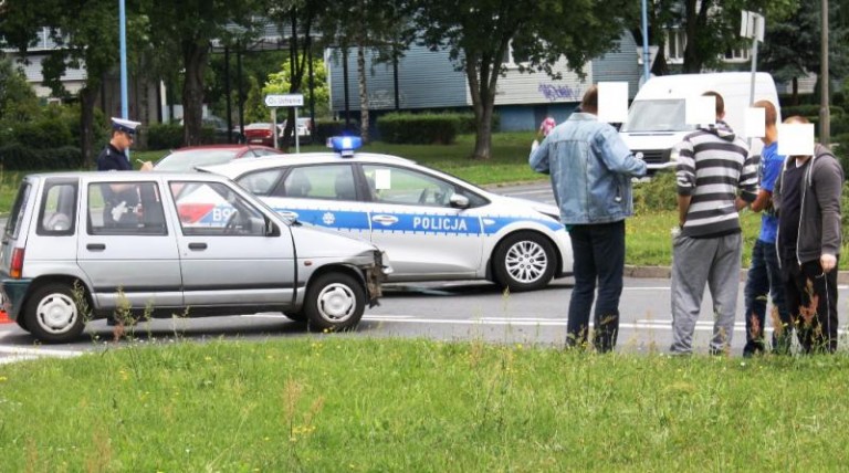 Stłuczka na dużym rondzie