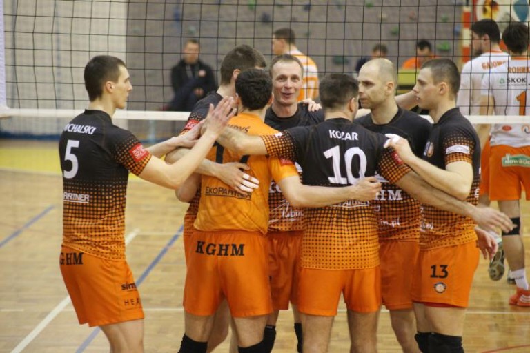 Cuprum, to zwarty monolit